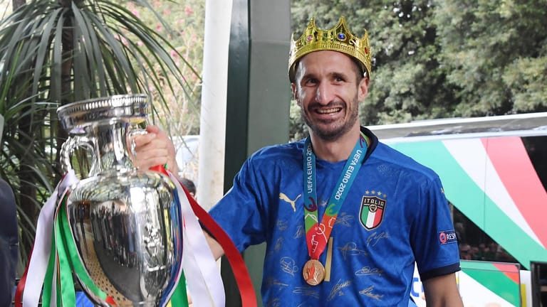 Giorgio Chiellini (hier bei der Ankunft in Rom nach dem EM-Finale): Der Italien-Kapitän bleibt Juventus Turin erhalten.