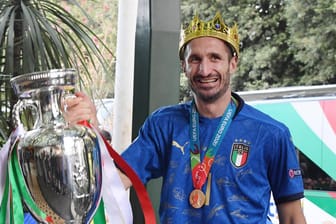 Giorgio Chiellini (hier bei der Ankunft in Rom nach dem EM-Finale): Der Italien-Kapitän bleibt Juventus Turin erhalten.