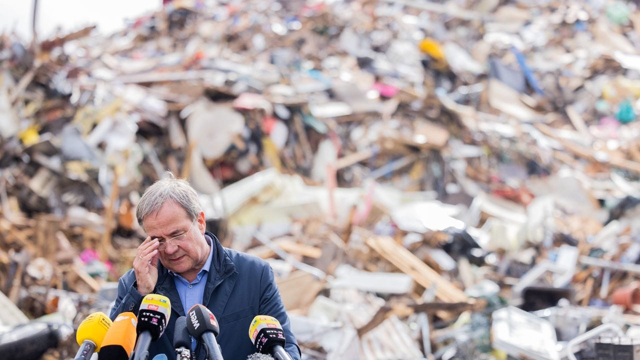Müllberge an Gedenkstätte Vogelsang: Armin Laschet besucht die Hochwassergebiete. Müllberge an Gedenkstätte Vogelsang: Armin Laschet besucht die Hochwassergebiete.