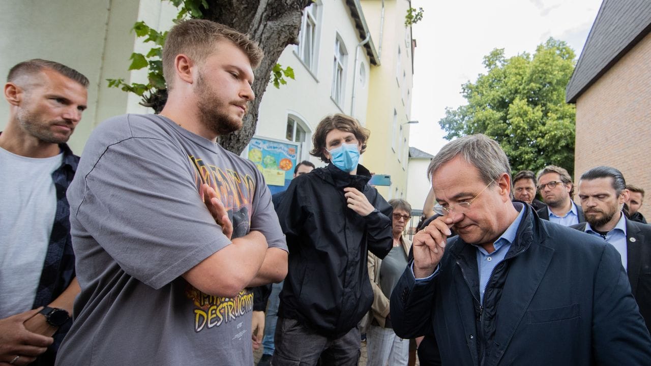 NRW-Ministerpräsident Armin Laschet (r) musste sich in Swisttal vielen kritischen Fragen stellen. NRW-Ministerpräsident Armin Laschet (r) musste sich in Swisttal vielen kritischen Fragen stellen.