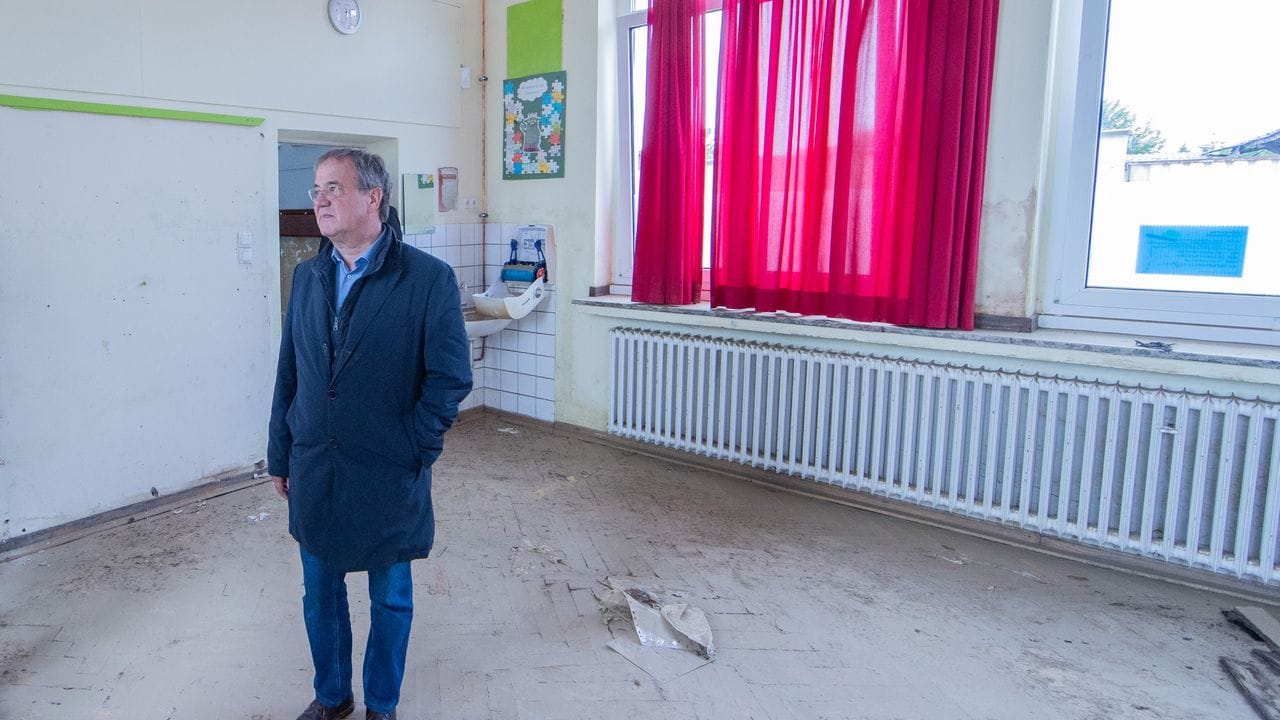 Armin Laschet in einem Klassenraum der Swistbachschule in Swisttal-Heimerzheim. Armin Laschet in einem Klassenraum der Swistbachschule in Swisttal-Heimerzheim.