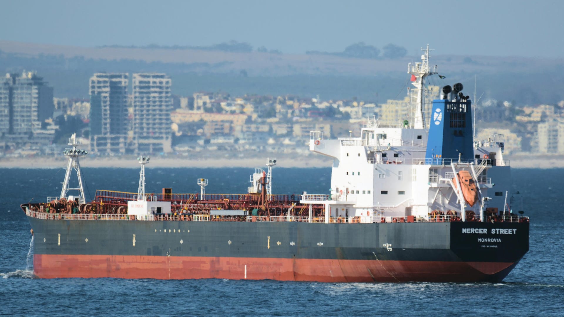 Der Tanker Mercer Street vor Kapstadt (Archivbild). Bei einem Angriff auf das Schiff nahe Oman wurden zwei Menschen getötet.