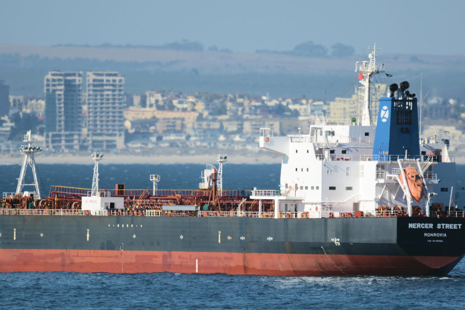 Der Tanker Mercer Street vor Kapstadt (Archivbild). Bei einem Angriff auf das Schiff nahe Oman wurden zwei Menschen getötet.