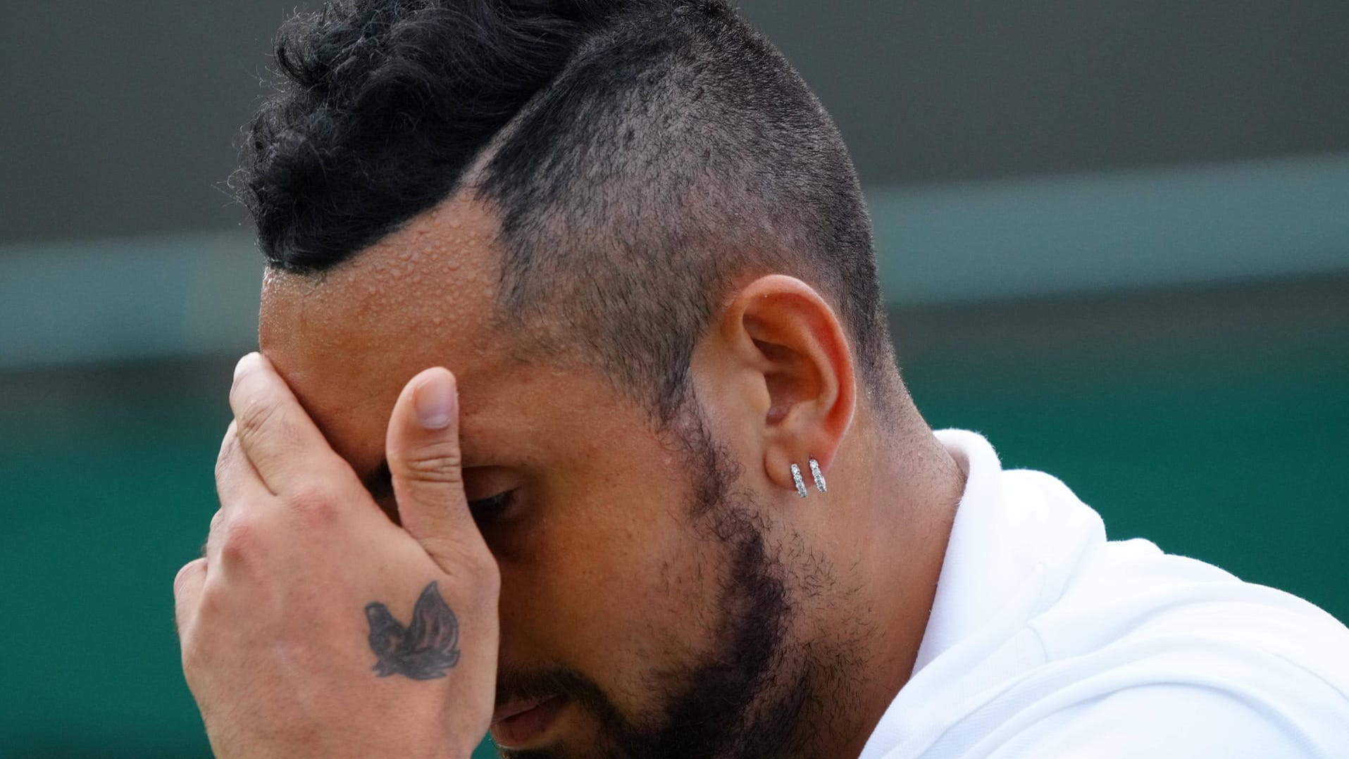 Nick Kyrgios bedeckt sein Gesicht während eines Spiels in Wimbledon. Der Tennisspieler hat jetzt über den Druck auf ihn berichtet. Nick Kyrgios bedeckt sein Gesicht während eines Spiels in Wimbledon. Der Tennisspieler hat jetzt über den Druck auf ihn berichtet.
