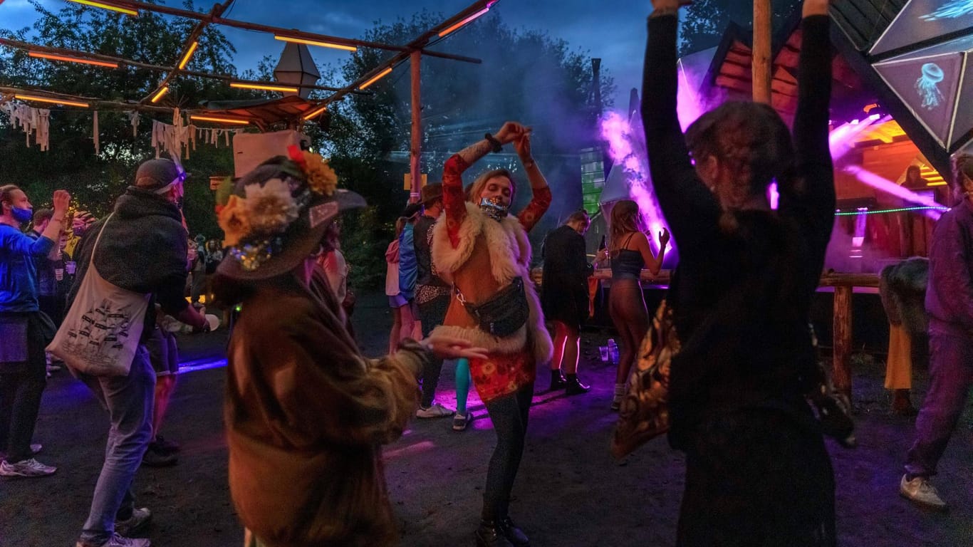 Beim Wilde-Möhre-Festival in Südbrandenburg darf mit Hygienekonzept wieder gefeiert werden