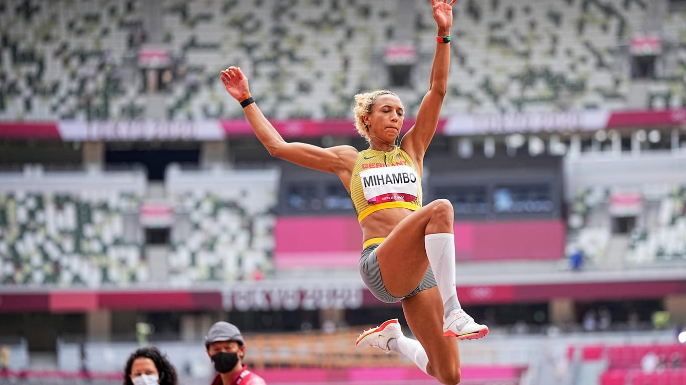 Malaika Mihambo springt im Finale der Olympischen Spiele in Tokio nach vorne.