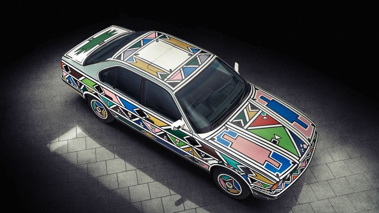 Die südafrikanische Künstlerin Esther Mahlangu gestaltete diesen BMW 525i getreu ihrem Stil, der sich an die traditionellen geometrischen Musters ihres Volkes anlehnt.