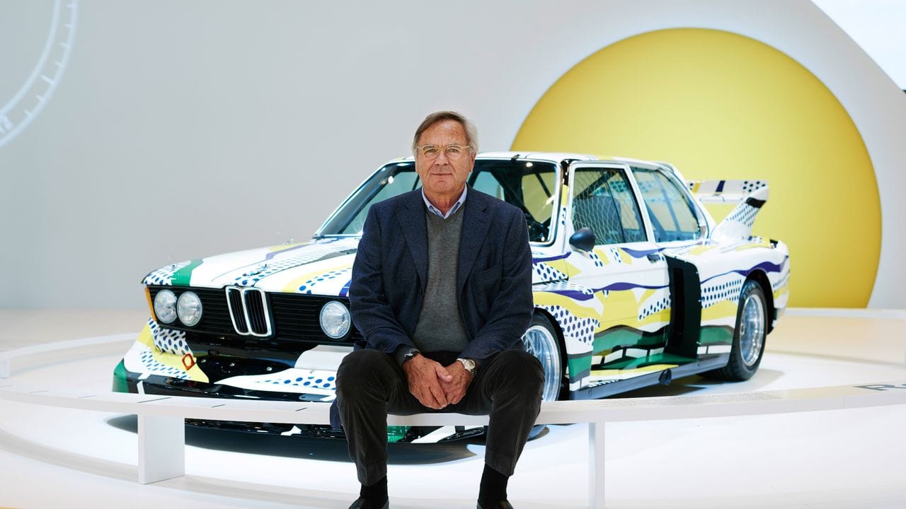 Das gilt nicht nur im Motorsport, wie Jochen Neerpasch sicher weiß, sondern auch für den Pop-Art-Künstler Roy Lichtenstein, vor dessen Autokunstwerk der Ex-Rennleiter sitzt.