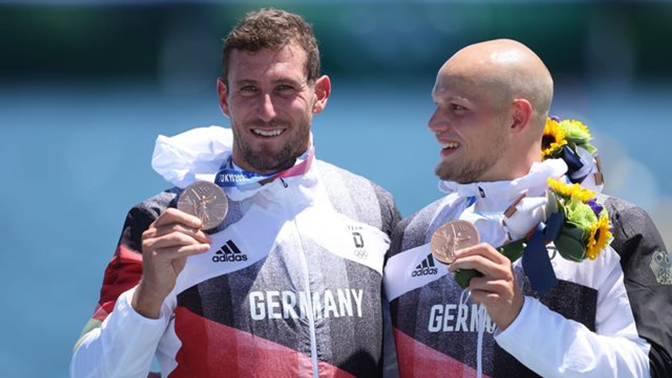 Die Bronzemedaillengewinner Sebastian Brendel (l) und Tim Hecker bei der Siegerehrung.