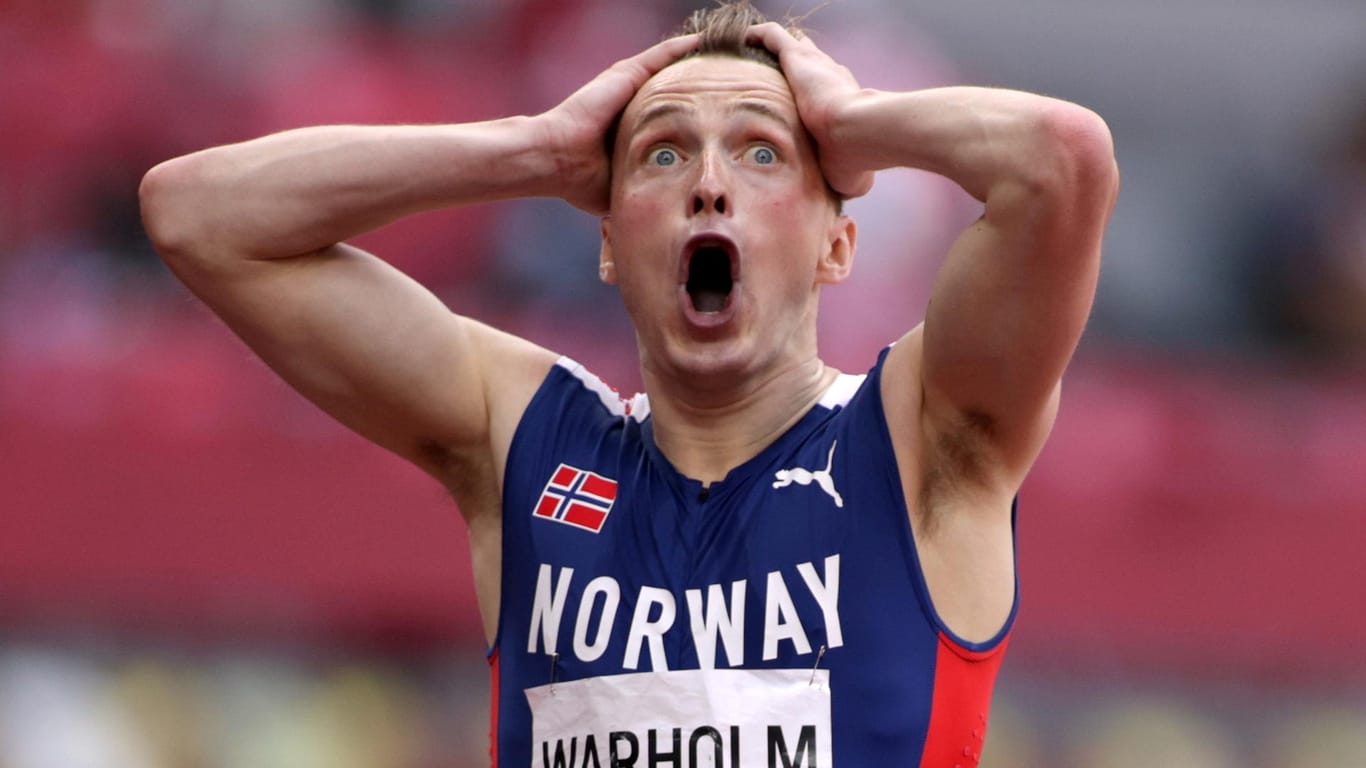 Er kann es kaum fassen: Karsten Warholm erläuft mit einem Wahnsinn-Weltrekord Gold.