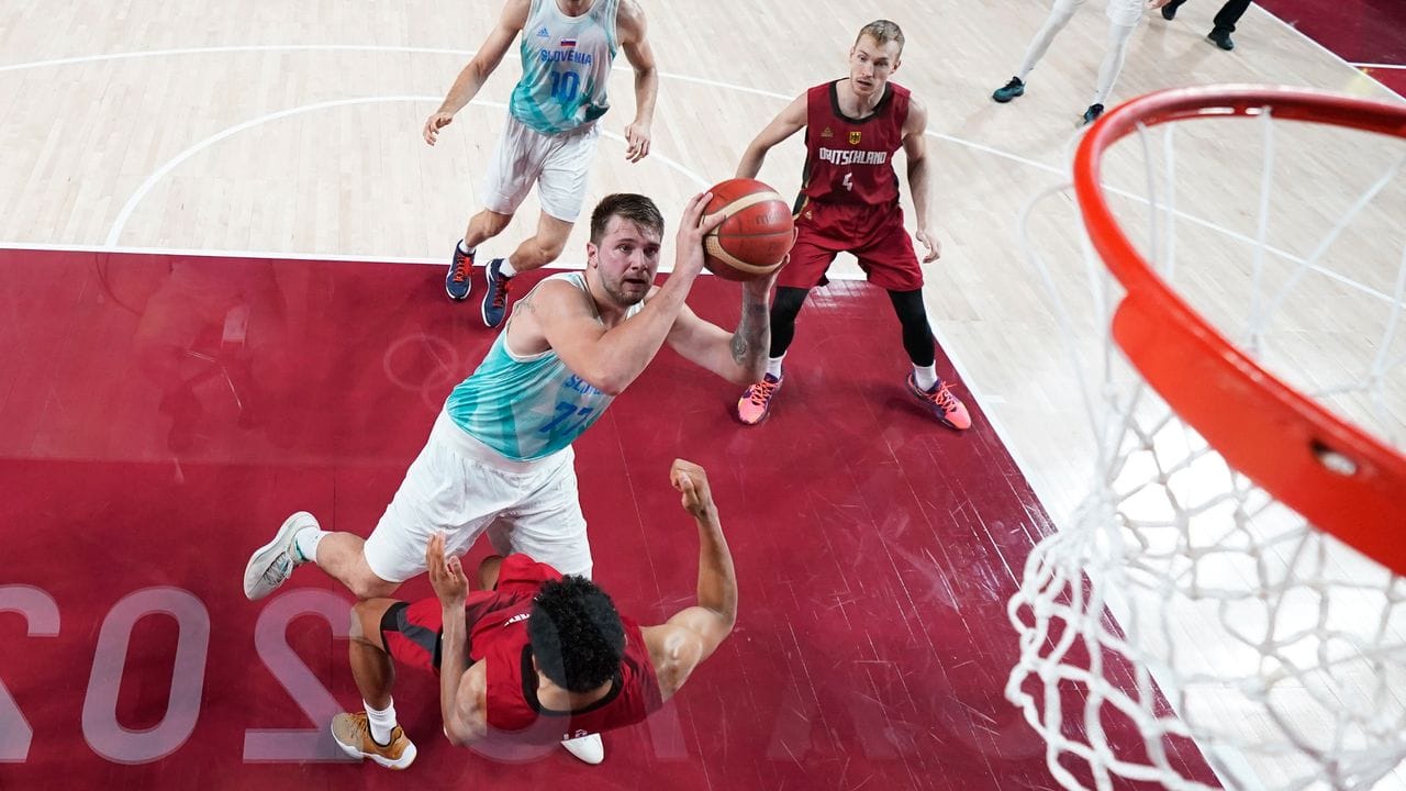Die deutschen Basketballer sind an Slowenien und NBA-Superstar Luka Doncic (M) gescheitert.