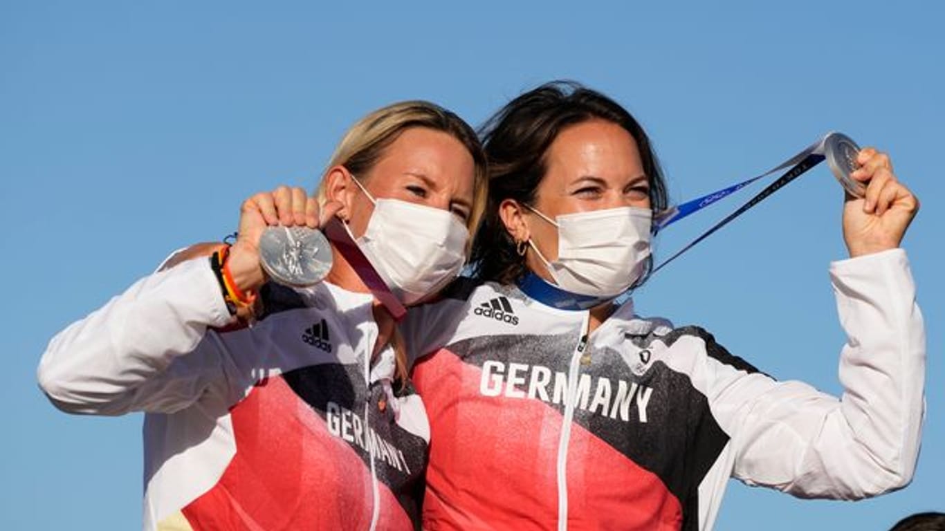 Silber-Seglerinnen: Tina Lutz und Susann Beucke bei der Siegerehrung.