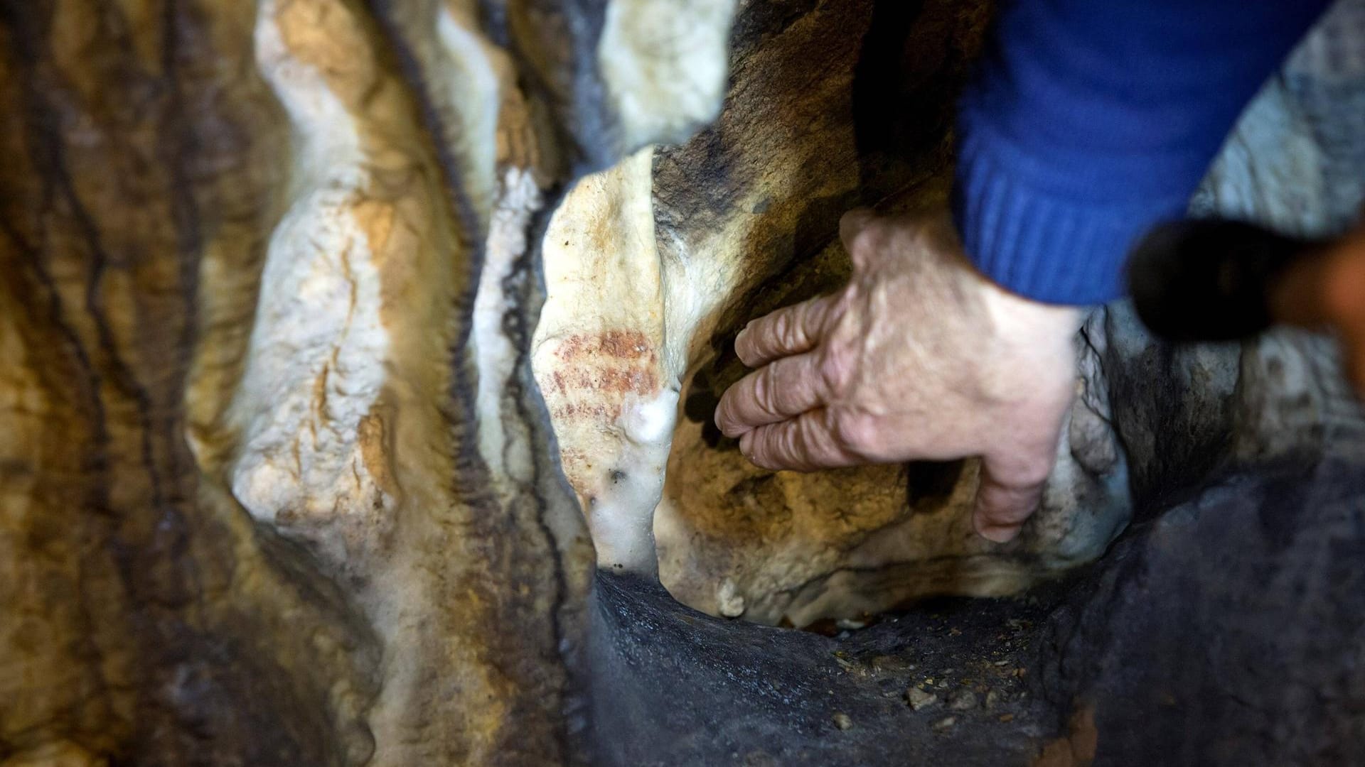 Fast 65.000 Jahre alte Farbreste in der Höhle von Ardales in Südspanien: Der moderne Mensch lebte damals noch nicht in Europa.