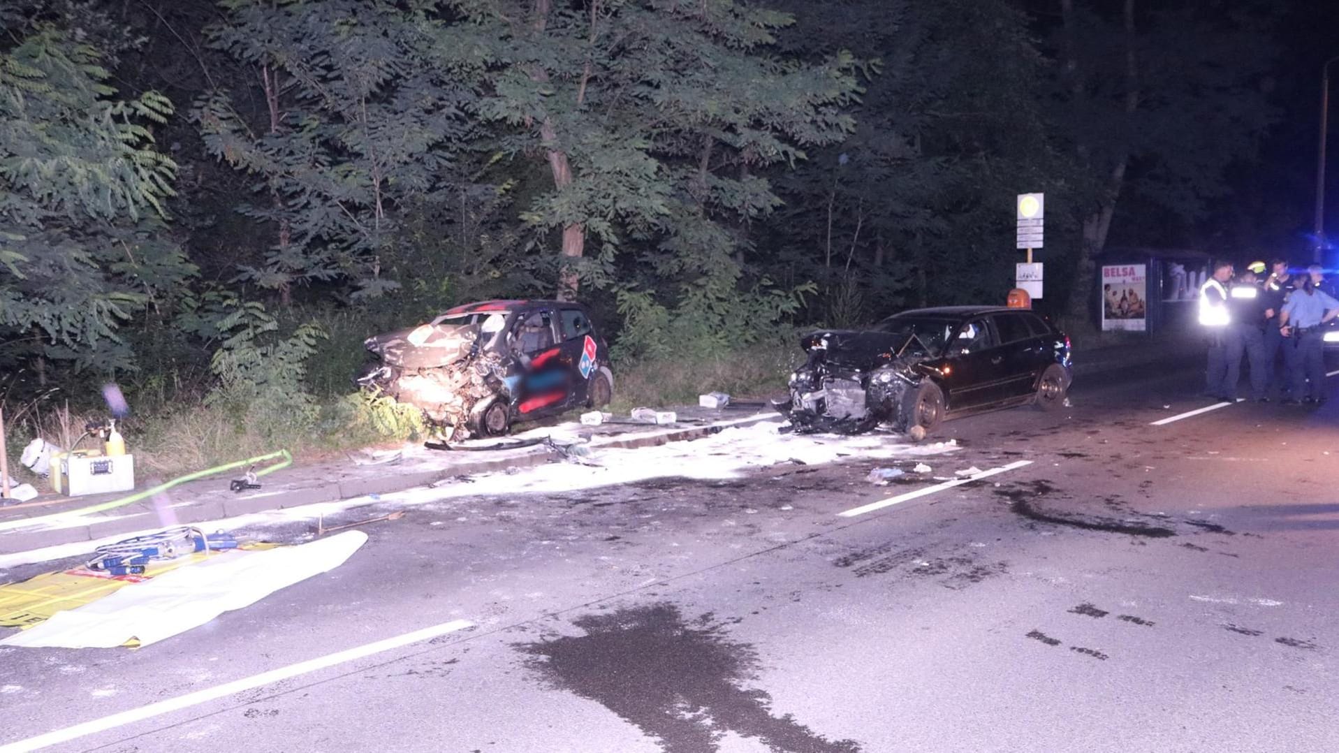Zerstörte Pkw am Einsatzort: Bei dem Unfall in Berlin-Kaulsdorf wurden zwei Personen schwer verletzt. Zerstörte Pkw am Einsatzort: Bei dem Unfall in Berlin-Kaulsdorf wurden zwei Personen schwer verletzt.