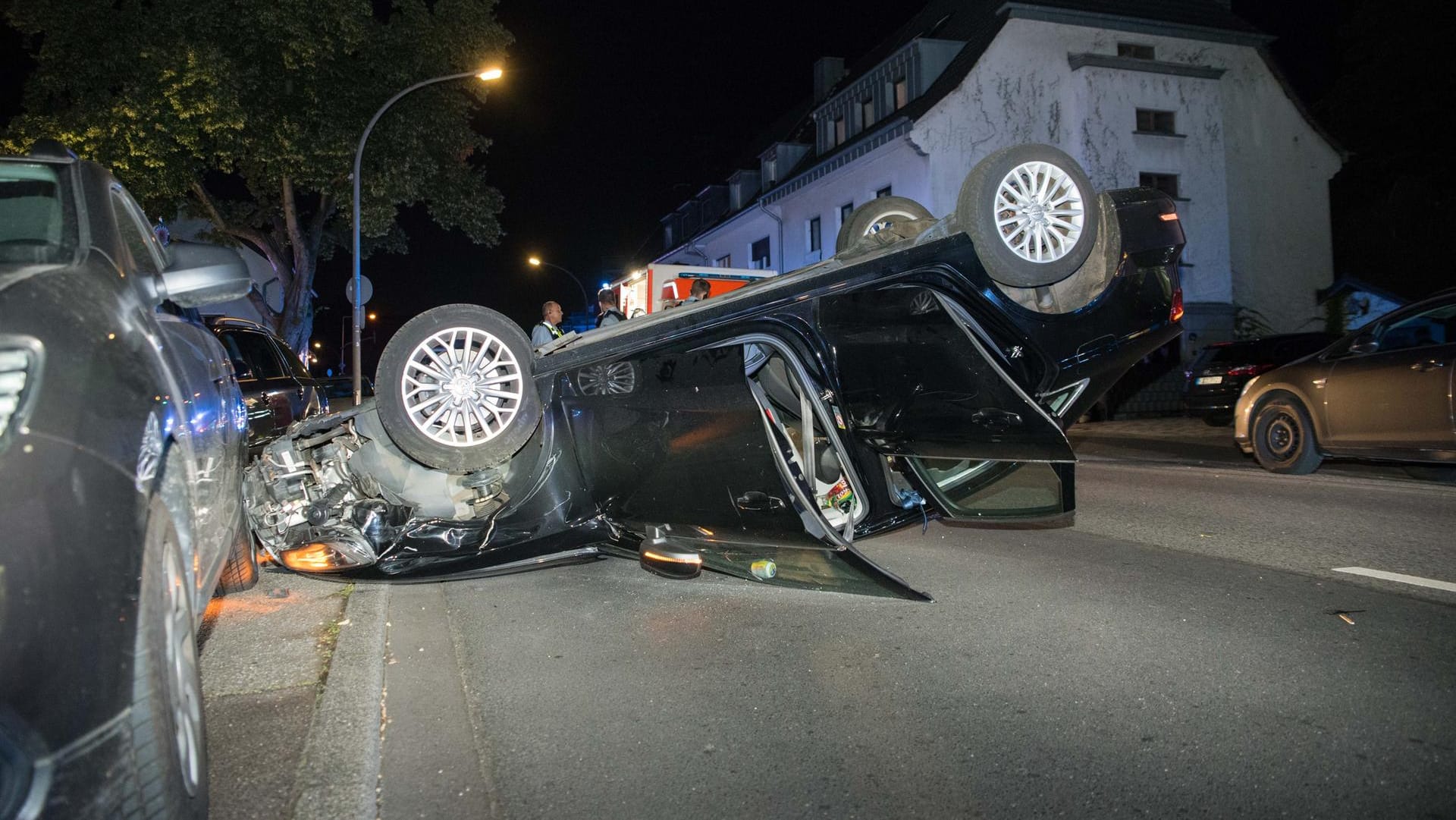 Der Audi liegt auf dem Dach quer über die Fahrbahn: Nach dem Unfall konnten sich beide Frauen aus dem Wagen retten. Der Audi liegt auf dem Dach quer über die Fahrbahn: Nach dem Unfall konnten sich beide Frauen aus dem Wagen retten.