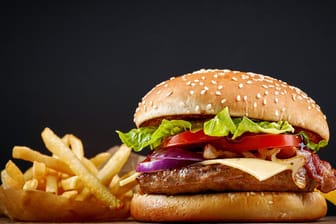 Menü: Burger und Pommes sind bei Jung und Alt beliebt.