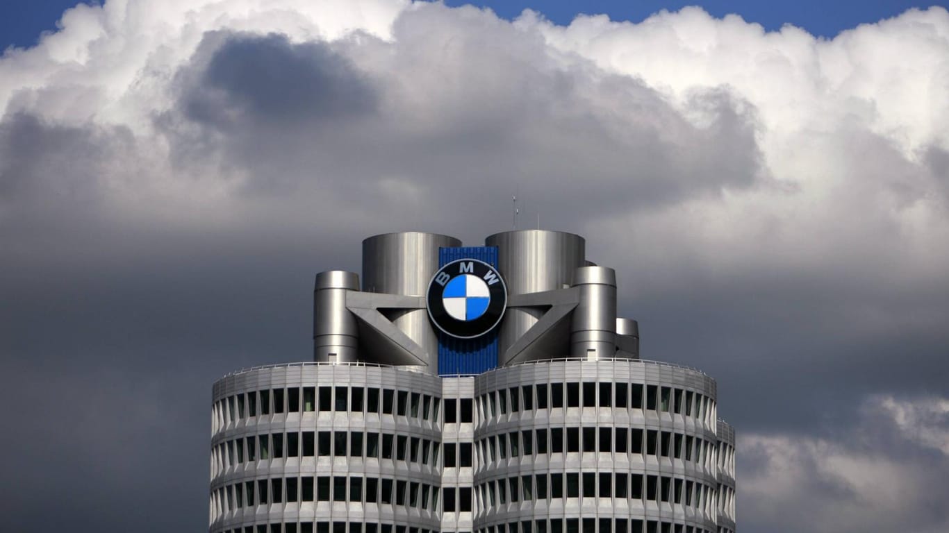 Dunkle Wolken ziehen über BMW-Turm (Symbolbild): Der Autokonzern blickt mit Sorge aufs zweite Halbjahr.