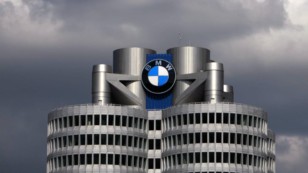 Dunkle Wolken ziehen über BMW-Turm (Symbolbild): Der Autokonzern blickt mit Sorge aufs zweite Halbjahr.