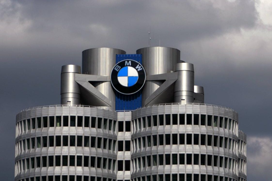 Dunkle Wolken ziehen über BMW-Turm (Symbolbild): Der Autokonzern blickt mit Sorge aufs zweite Halbjahr.