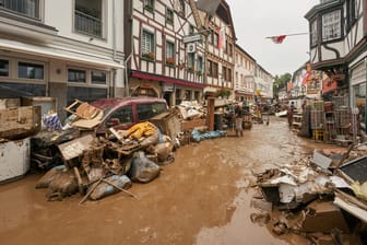 Verwüstete Einkaufsstraße in Bad-Neuenahr-Ahrweiler: Die Starkregenwarnung des Wetterdienstes gilt am Dienstag bis 17 Uhr.