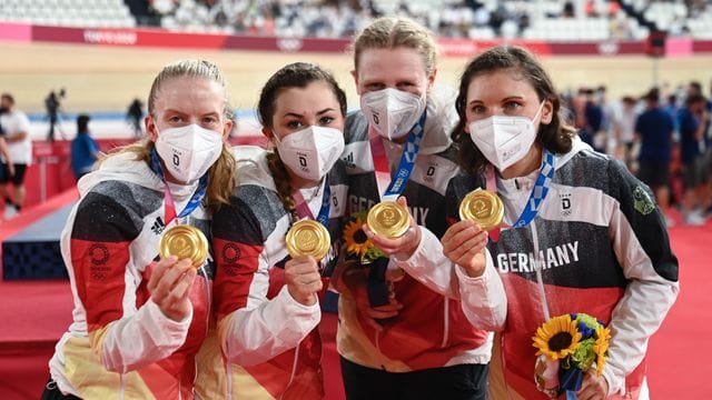 Franziska Brauße, Lisa Klein, Mieke Kröger und Lisa Brennauer (l-r) feiern Gold und Weltrekord. Franziska Brauße, Lisa Klein, Mieke Kröger und Lisa Brennauer (l-r) feiern Gold und Weltrekord.
