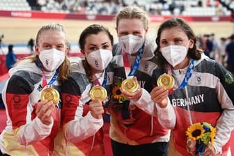 Franziska Brauße, Lisa Klein, Mieke Kröger und Lisa Brennauer (l-r) feiern Gold und Weltrekord.