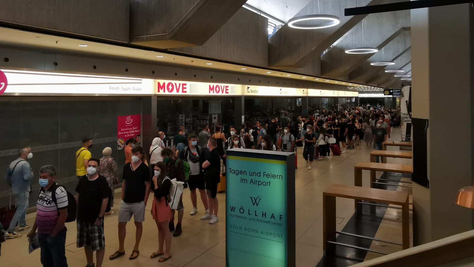 Eine Warteschlange vor der Sicherheitsschleuse im Kölner Terminal 1 am 23. Juli: Ferienzeit bedeutet für das Köln/Bonner Flughafenpersonal erhöhten Stress.