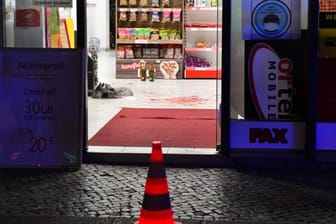 Blut auf dem Boden: In diesen Spätkauf in der Müllerstraße schleppte sich das schwer verletzte Messeropfer.