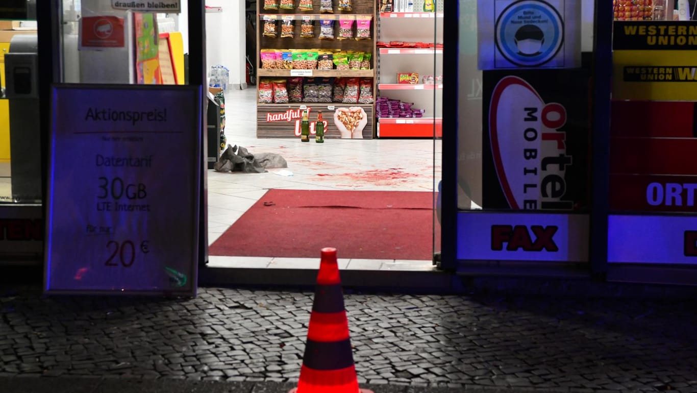 Blut auf dem Boden: In diesen Spätkauf in der Müllerstraße schleppte sich das schwer verletzte Messeropfer.
