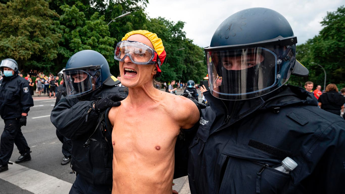 Festnahme bei "Querdenken"-Protesten in Berlin: Die Polizei nahm mehr als 600 Demonstranten fest. Ändern wird das nichts, sagt Experte Wörsching.