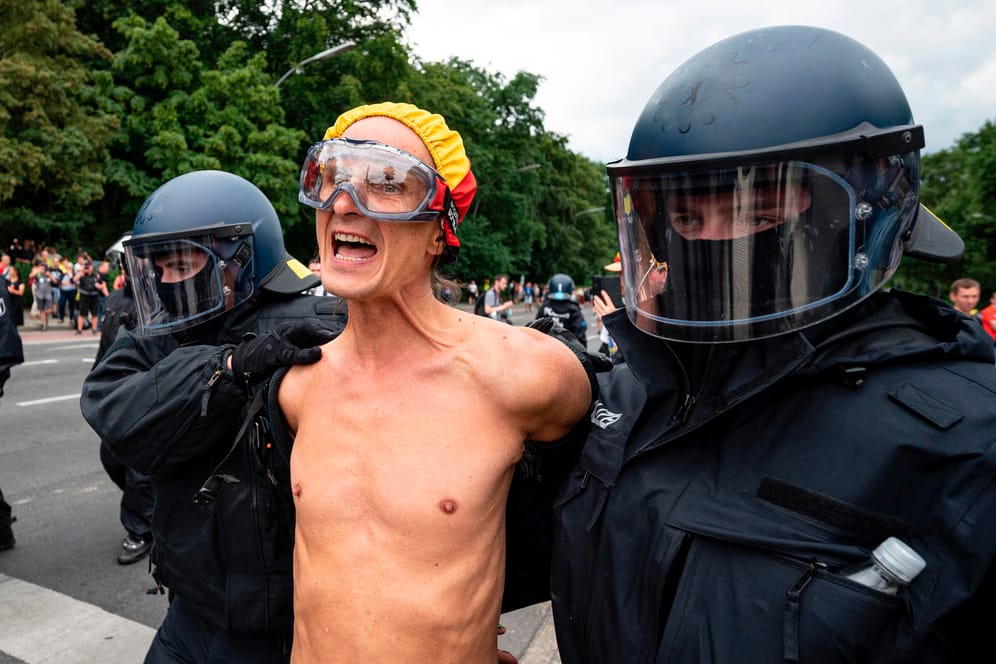Festnahme bei "Querdenken"-Protesten in Berlin: Die Polizei nahm mehr als 600 Demonstranten fest. Ändern wird das nichts, sagt Experte Wörsching.