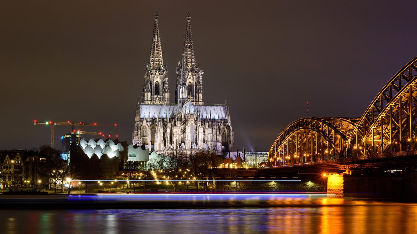 Der Kölner Dom bei Nacht: Laut Grundbuch der Stadt Köln steht als Eigentümer die Person "Hohe Domkirche zu Köln".