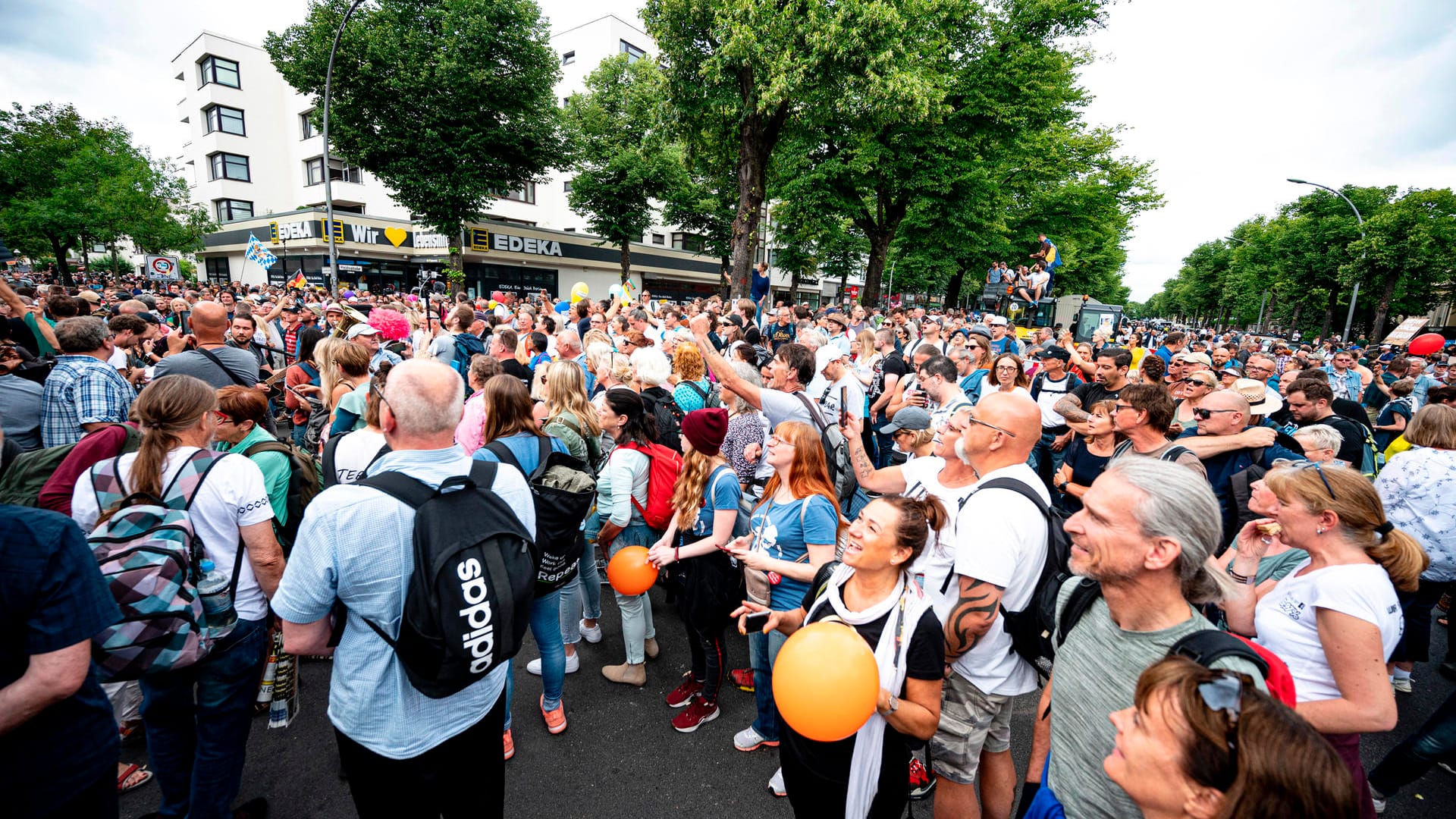 Kein Abstand, keine Maske: So zogen Tausende wieder durch Berlin - trotz Demoverbots.