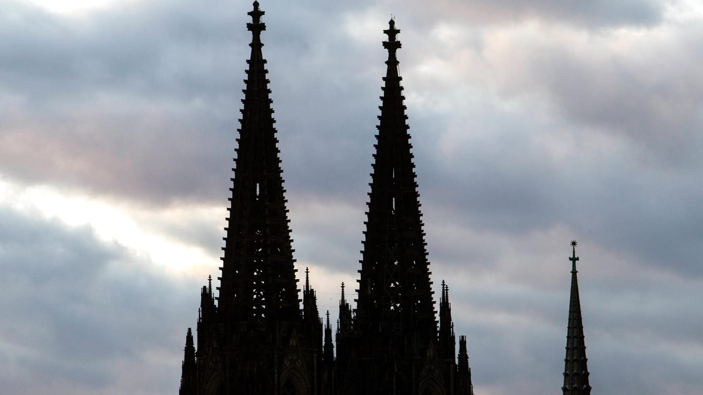 Die Türme des Kölner Doms: Sie sind unterschiedlich hoch und kleiner als angenommen.