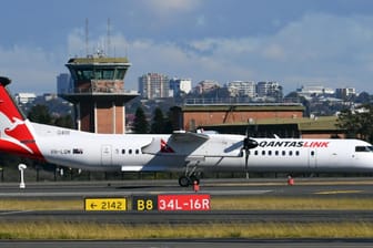 Eine Qantas-Maschine landet auf dem Flughafen (Symbolbild): Wegen der anhaltenden Corona-Lockdowns in Teilen Australiens stellt die Fluggesellschaft Tausende Mitarbeiter vorübergehend frei.