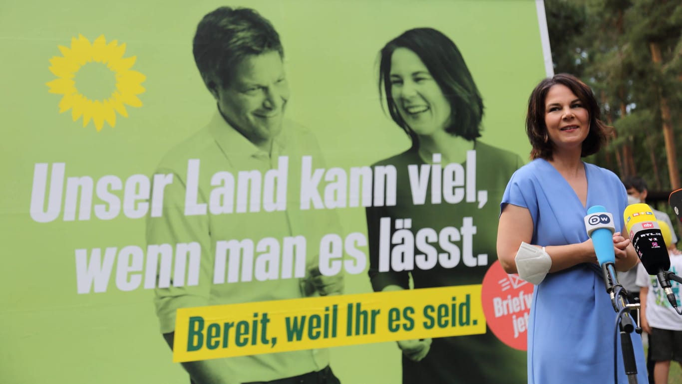 Kanzlerkandidatin Annalena Baerbock vor einem Wahlplakat der Grünen: Die Klimapolitik in Deutschland soll revolutioniert werden.