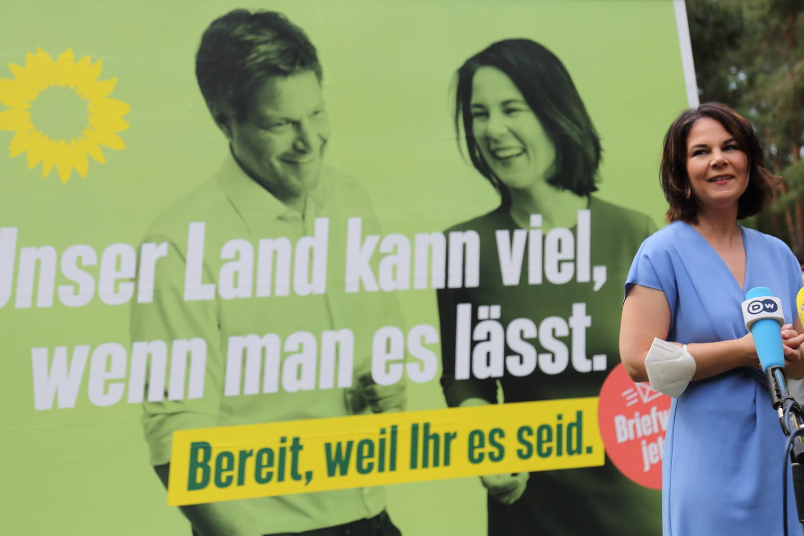 Kanzlerkandidatin Annalena Baerbock vor einem Wahlplakat der Grünen: Die Klimapolitik in Deutschland soll revolutioniert werden.