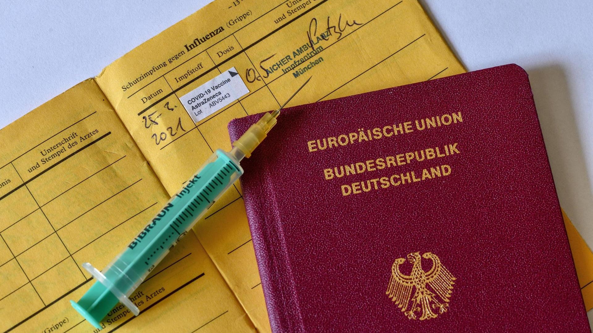 Reisepass mit Impfausweis: Für einige Urlaubsländer ist eine Covid-19-Impfung Voraussetzung für die Einreise.