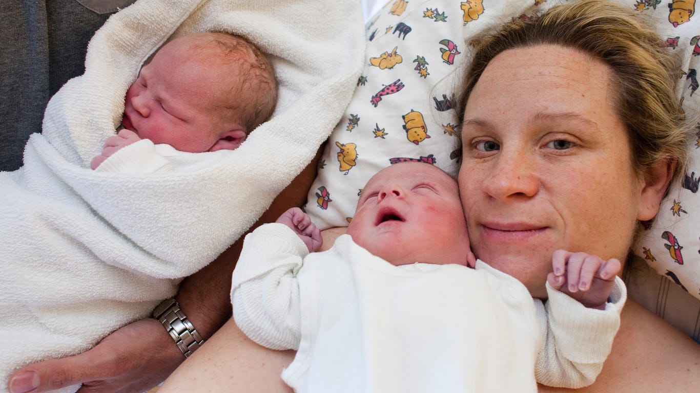 Das Kölner Zwillingspaar aus dem Jahr 2011: Sabine Willems liegt neben ihren um 11.11 Uhr geborenen Zwillingen Daniela (li) und Alexander.