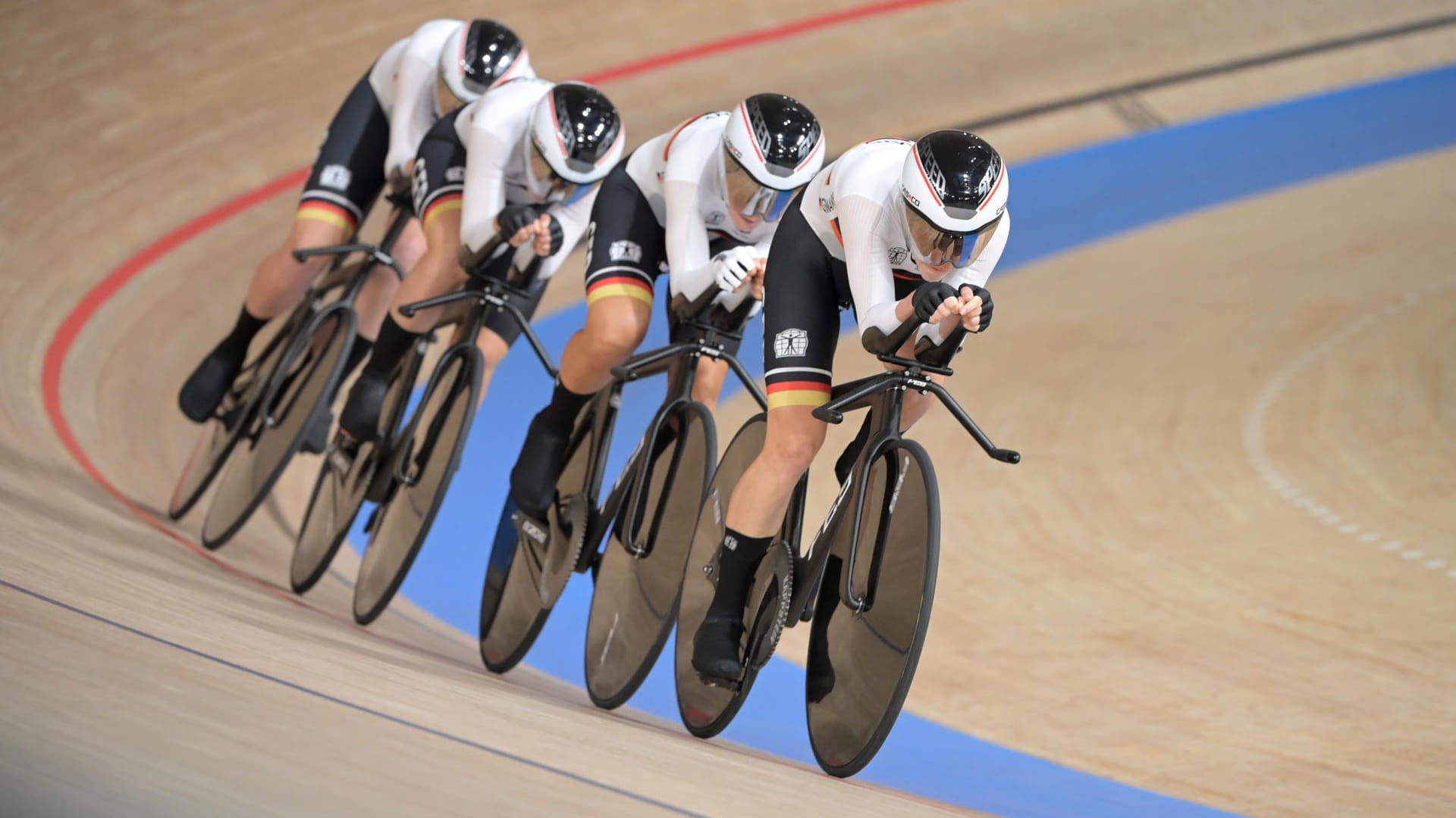 Gold-Fahrt: Franziska Brauße (v. r.), Lisa Brennauer, Lisa Klein und Mieke Kröger waren in Tokio nicht zu schlagen.