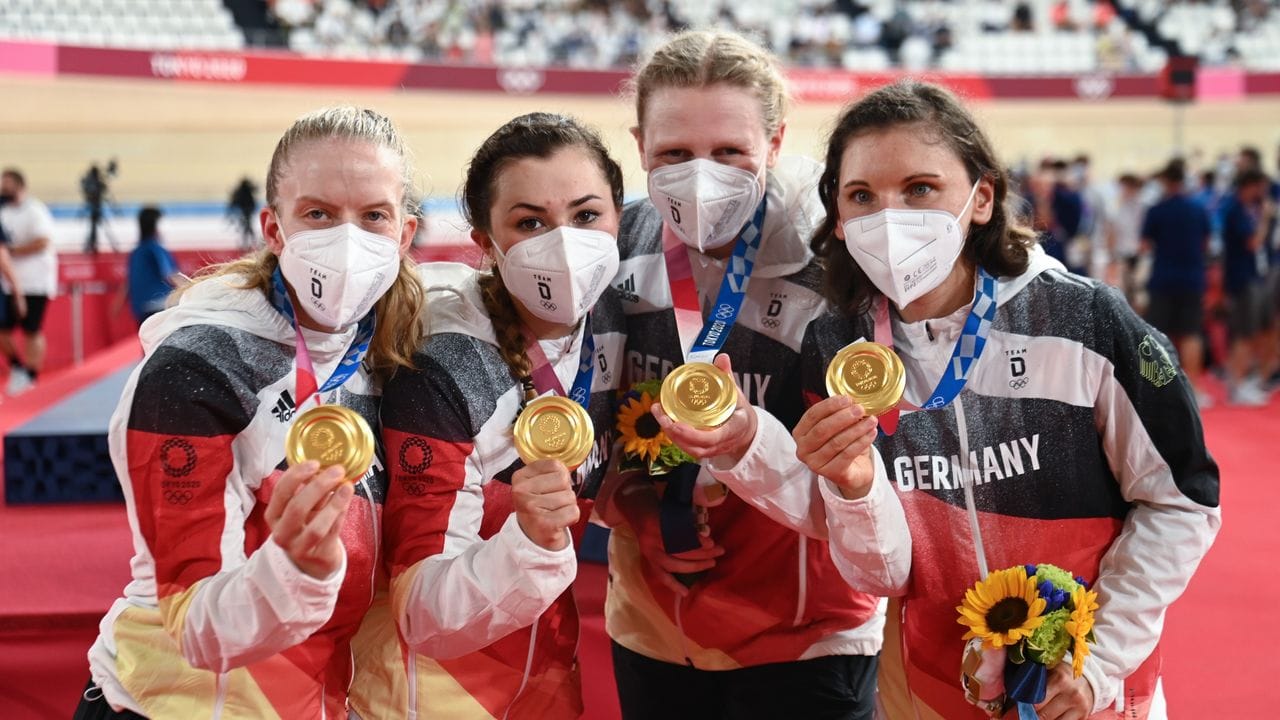 Franziska Brauße, Lisa Klein, Mieke Kröger und Lisa Brennauer (l-r) feiern Gold und Weltrekord.