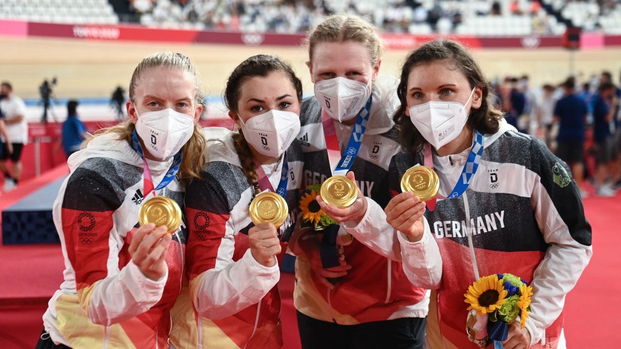 Franziska Brauße, Lisa Klein, Mieke Kröger und Lisa Brennauer (l-r) feiern Gold und Weltrekord. Franziska Brauße, Lisa Klein, Mieke Kröger und Lisa Brennauer (l-r) feiern Gold und Weltrekord.