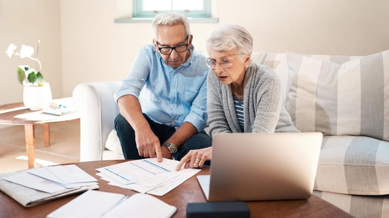 Älteres Paar prüft einen Vertrag (Symbolbild): Was für Ihre Lebensversicherung bei der Steuer gilt, hängt unter anderem davon ab, wann Sie den Vertrag geschlossen haben.