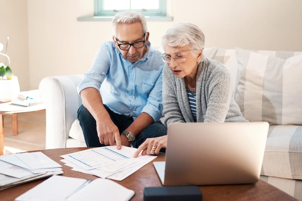 Älteres Paar prüft einen Vertrag (Symbolbild): Was für Ihre Lebensversicherung bei der Steuer gilt, hängt unter anderem davon ab, wann Sie den Vertrag geschlossen haben.