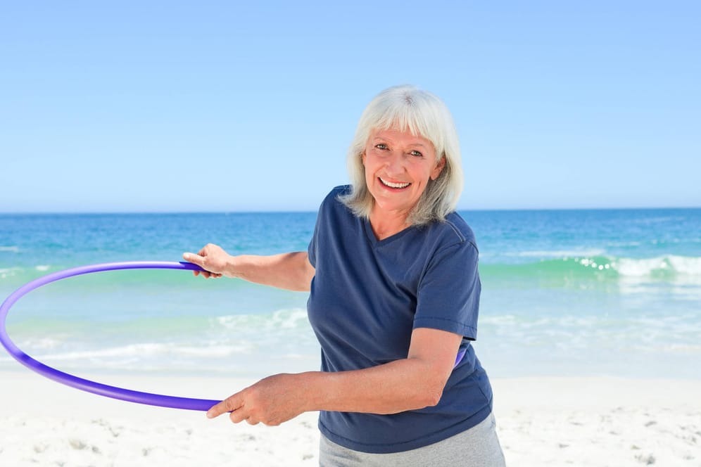 Hula-Hoop am Strand: Auch im Urlaub kann man die Hüften kreisen lassen.