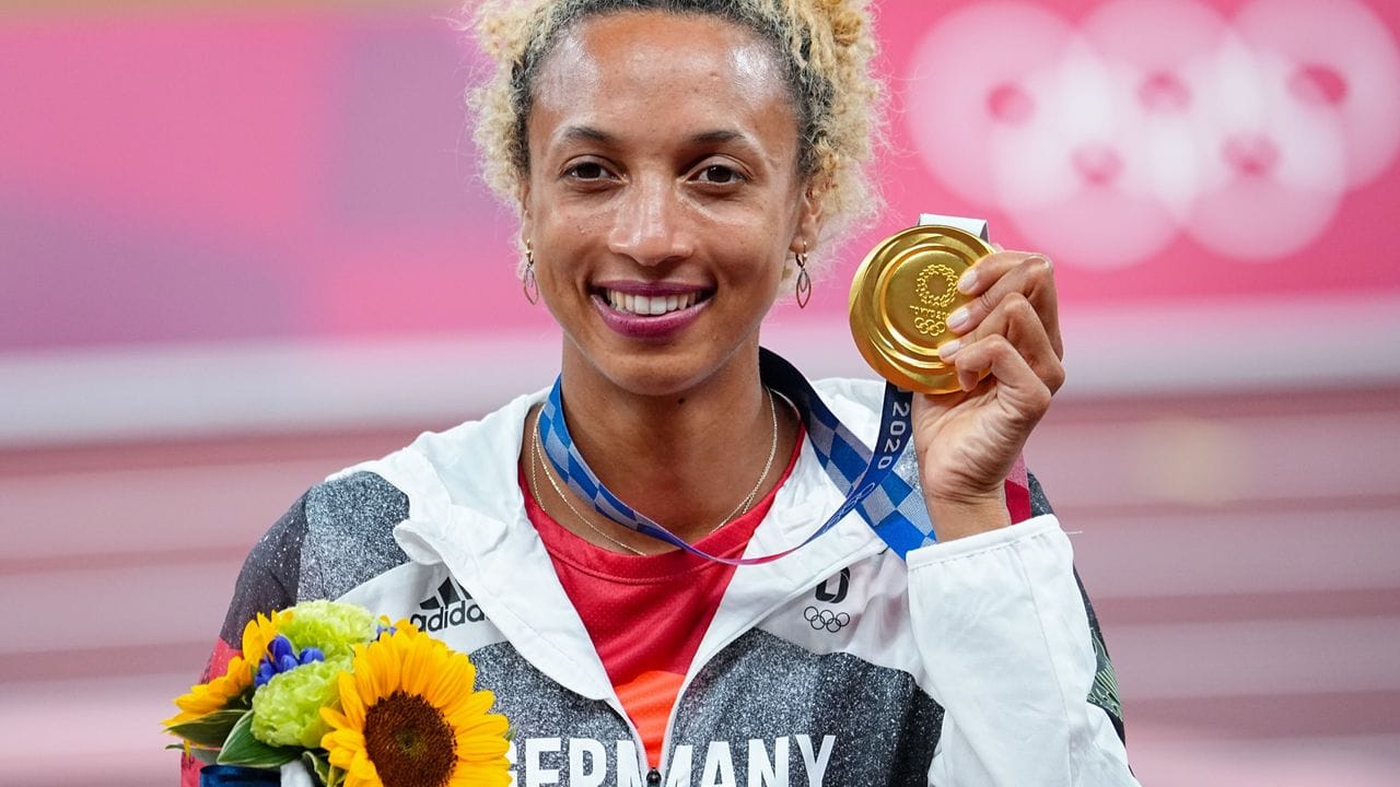 Goldig: Mihambo mit ihrer Goldmedaille.