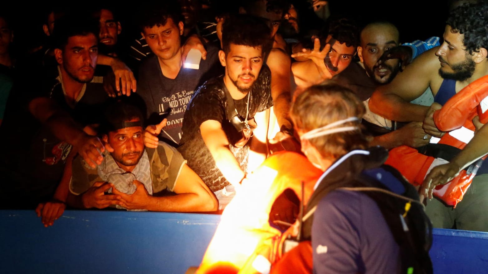 Rettungsaktion auf hoher See: Allein in der Nacht zu Sonntag hat die "Ocean Viking" mehr als 400 Menschen gerettet. Rettungsaktion auf hoher See: Allein in der Nacht zu Sonntag hat die "Ocean Viking" mehr als 400 Menschen gerettet.
