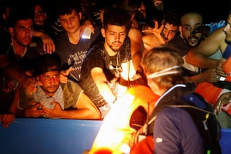 Rettungsaktion auf hoher See: Allein in der Nacht zu Sonntag hat die "Ocean Viking" mehr als 400 Menschen gerettet.