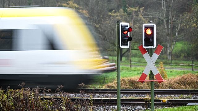 Autofahrer sollten an Bahnübergängen vorsichtig sein. Autofahrer sollten an Bahnübergängen vorsichtig sein.