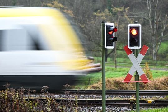 Autofahrer sollten an Bahnübergängen vorsichtig sein.
